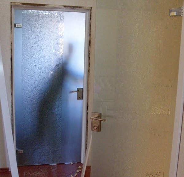 дверь для ванной комнаты