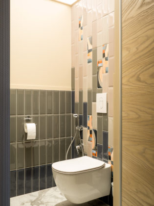 Маленький туалет в современном стиле с керамической плиткой, полом из керамогранита, серым полом, разноцветной плиткой и черной плиткой