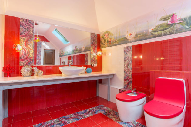 Ванная комната в современном стиле в красно-белых тонах