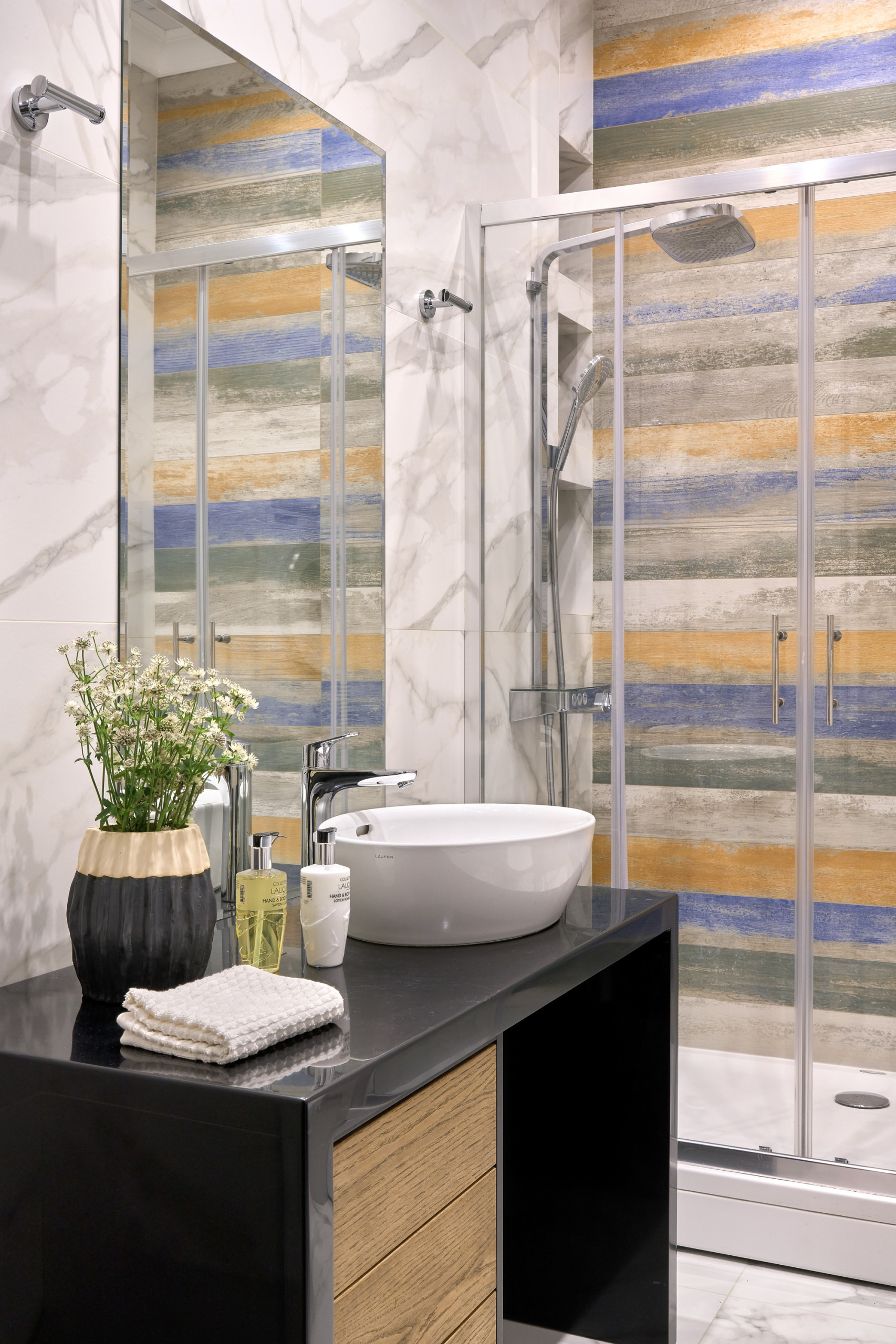 Ванная комната с душем в нише, серой плиткой, белой плиткой, керамогранитной плиткой, полом из керамогранита, душевой кабиной, настольной раковиной и разноцветным полом